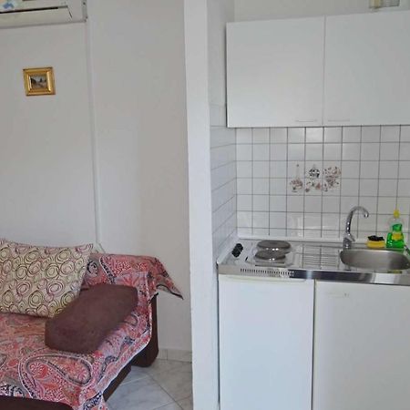 Apartments Tomislav - 120 M From Beach Donji Okrug  Exterior photo