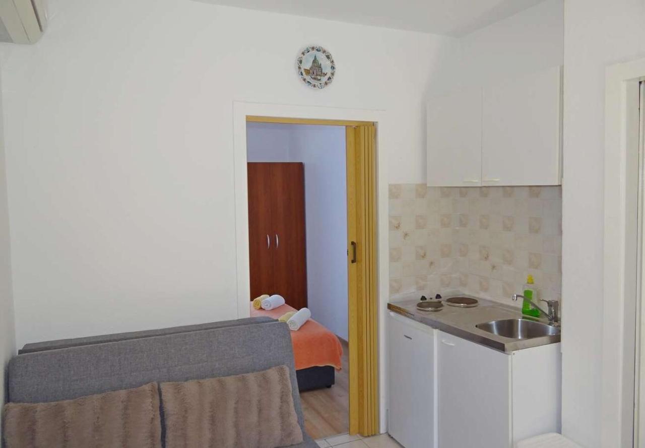 Apartments Tomislav - 120 M From Beach Donji Okrug  Exterior photo